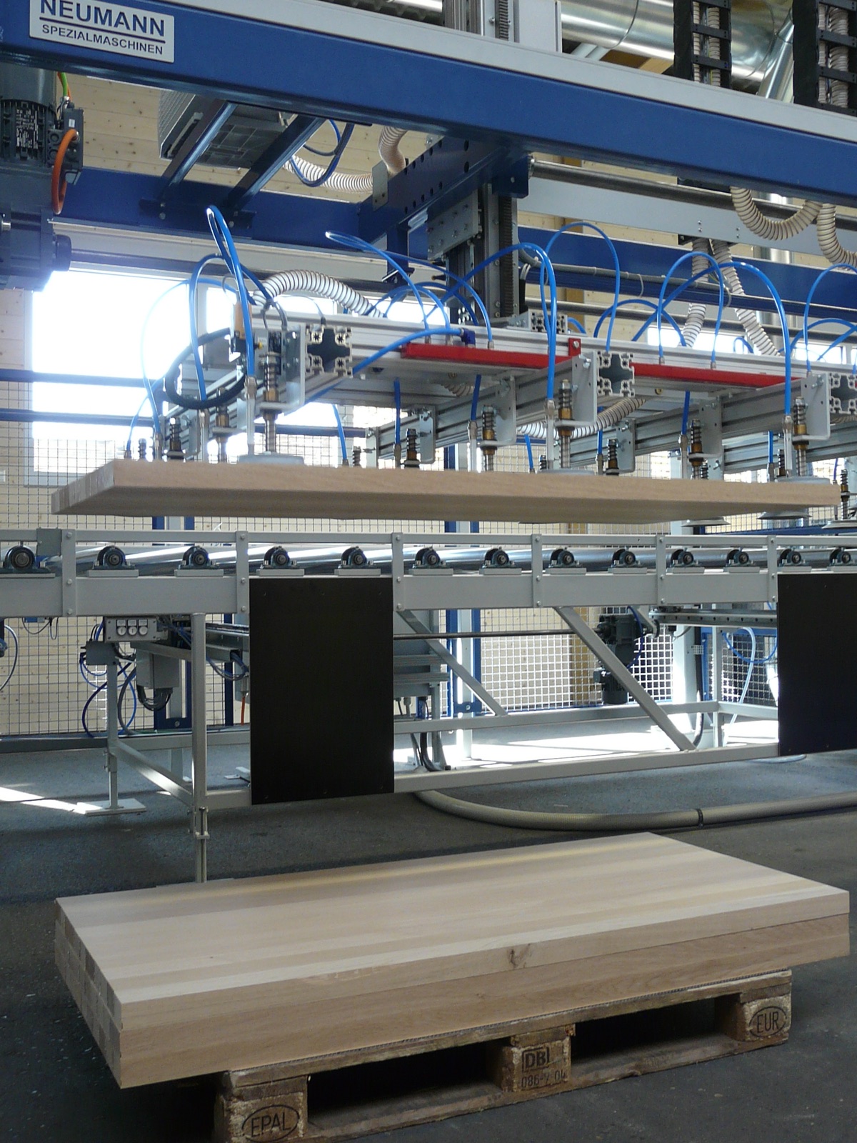 Automatisierte Anlage zur Verarbeitung von Massivholzplatten